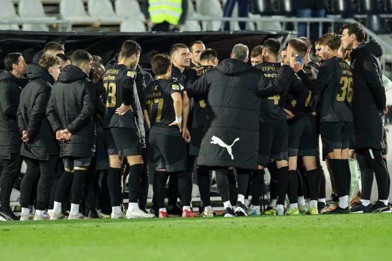 NEVEROVATNO KOLIKO SE PRAŠINE NAKUPILO U TROFEJNOJ VITRINI PARTIZANA! Đaci pravci čekaju titulu u Humskoj!
