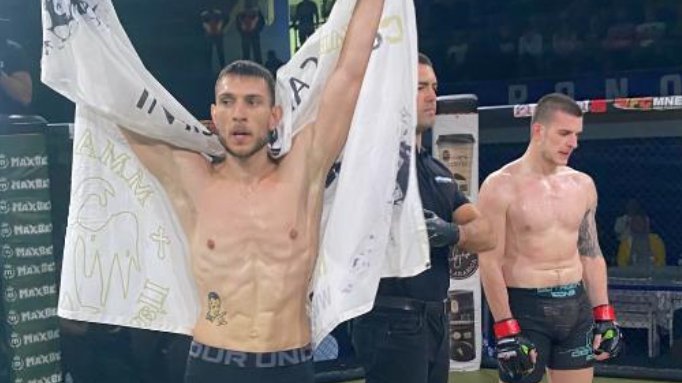 NIKOLA DUNOVIĆ ODUŠEVIO PUBLIKU U BARU! Srpski MMA borac 'giljotinom' poslao domaćina na spavanje: '0Hteo sam da se bijemo, ali...'
