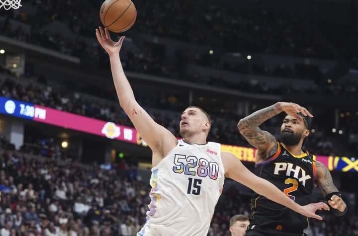 ON JE JEDNOSTAVNO NAJBOLJI: Jokić piše istoriju NBA LIGE, Srbin srušio velikog Vilta Čemberlena, uspeo šta nijedan centar nije!