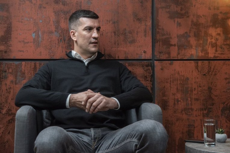 "OVO JE ZVERSKI NAPAD!" Marko Kešelj osudio linčovanje dekana u Novom Sadu: "SRBIJU NEĆE SRUŠITI NEKOLIKO STRANIH PLAĆENIKA"
