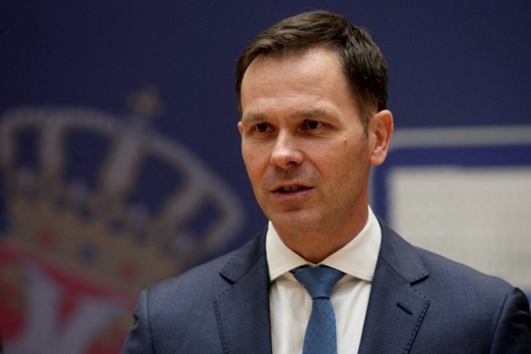 SINIŠA MALI ODBRUSIO NIKEZIĆU: "Ko je kriv što ste trpali novac u sopstvene džepove, umesto da radite i gradite za narod?"