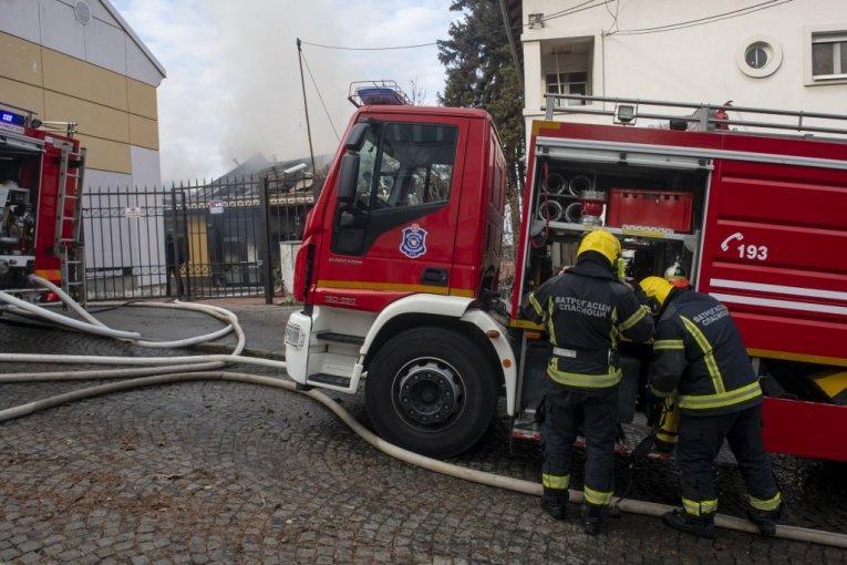STRAVIČAN POŽAR GUTA STAN U ZEMUNU: Vatrogasci na terenu!