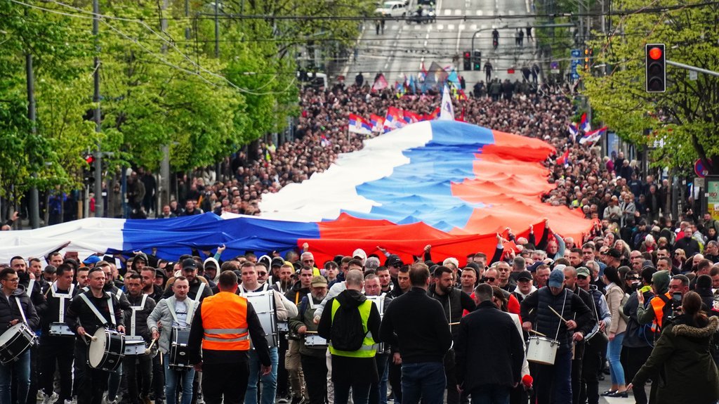 SVAKOM SRBINU BIĆE TOPLO OKO SRCA: Razvijena najduža srpska trobojka ikada, svi pod jednom zastavom (FOTO)
