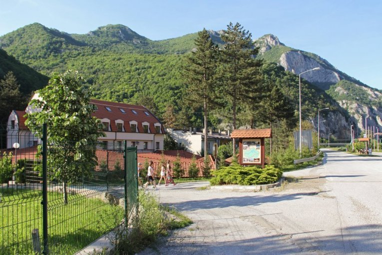 TOKOM PRVOMAJSKIH PRAZNIKA CELA SRBIJA PROHRLI U OVO IZLETIŠTE: "Ovaj kraj poznat je kao mala srpska Sveta Gora"