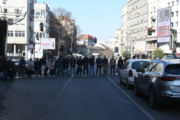 "U EU SMO SE OSEĆALI MNOGO BEZBEDNIJE, NEGO U SRBIJI!" Ova studentkinja očigledno nije gledala snimke iz evropskih zemalja u kojima se OBRAČUNAVAJU sa onima koji bi da blokiraju!