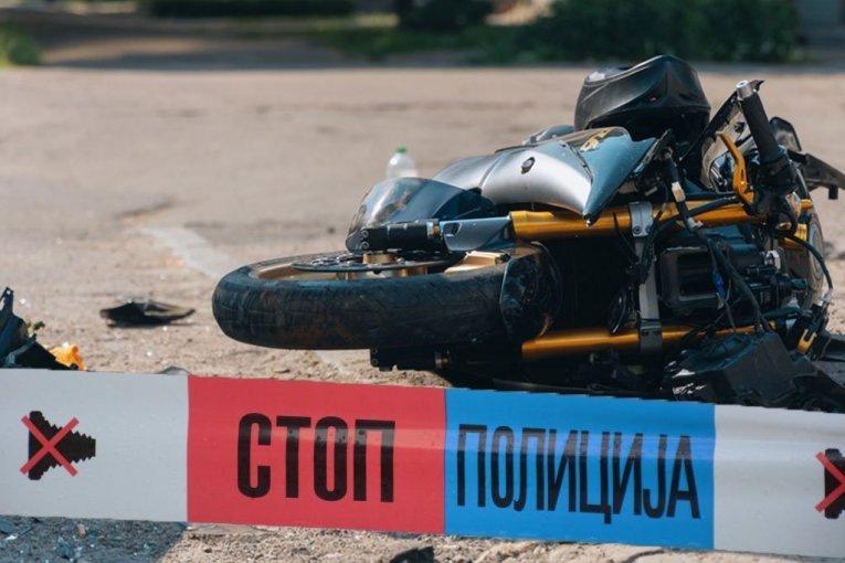 UŽAS KOD RIPNJA! Težak sudar automobila i motocikliste: SVE STOJI!