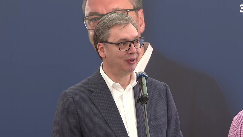 'JOŠ DA POČNEM DA SE FARBAM...TAMAN DA BUDE KRAJ SVETA' Predsednik Vučić ispričao zašto mu se majka zabrinula