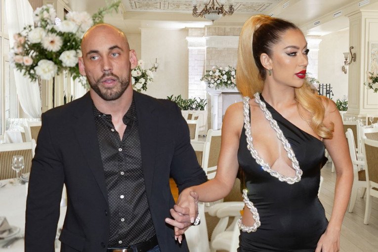 DRAMA NA NASTUPU TEE TAIROVIĆ - NJEN MUŽ JEDVA IZVUKAO ŽIVU GLAVU: Pevačica prebledela od straha, ovu scenu ni sada ne može da zaboravi!