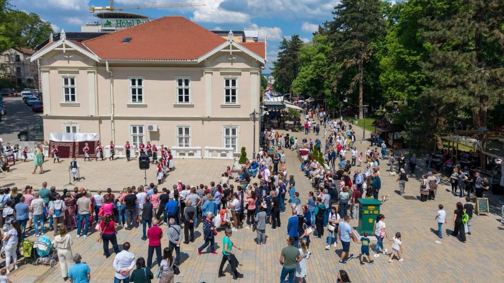 DUGA KOLONA VOZILA ZA ULAZAK U VRNJAČKU BANJU! Đurović zadovoljan posetom turista i organizacijom: Radićemo i graditi nove sadržaje kako bi i dalje bi