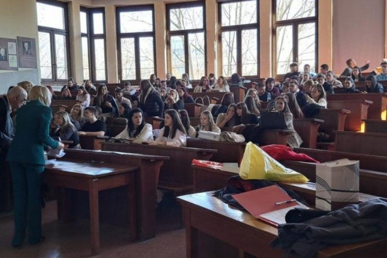 EVO ŠTA ČEKA FAKULTETE U SRBIJI! Ministarstvo uputilo poziv, a evo kako će se realizovati NADOKNADA NASTAVE!