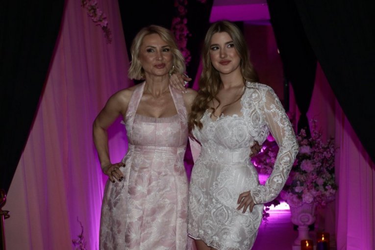 GOCA TRŽAN ZABLISTALA NA ĆERKINOM PUNOLETSTVU: Elegantnom toaletom mami uzdahe, a tek da vidite Lenu - izrasla je u pravu LEPOTICU! (GALERIJA)
