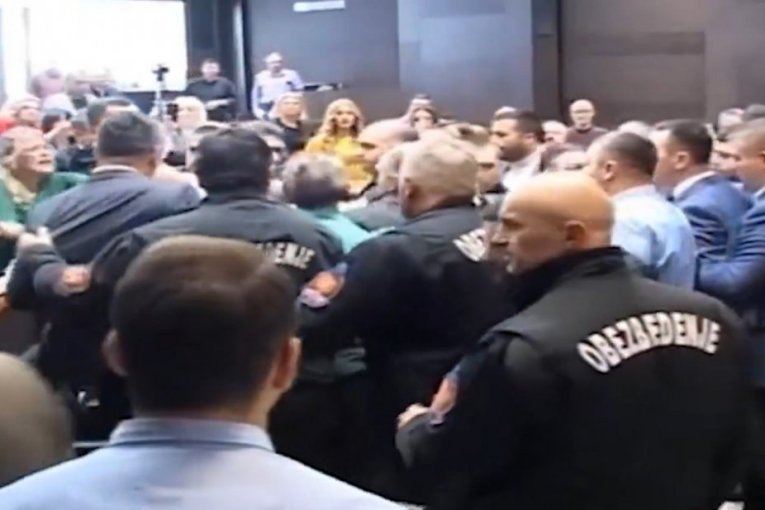 HAOS U SKUPŠTINI KRALJEVA: Opozicija davi pripadnika obezbedjenja! N1 I DIREKTNO IH BRANE