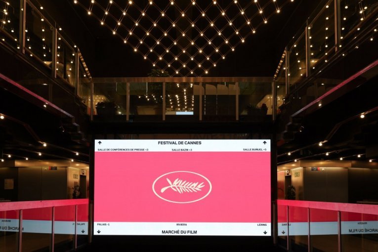 HOROR NA KANSKOM FESTIVALU: Palma pala na prolaznika, hitna pomoć na licu mesta