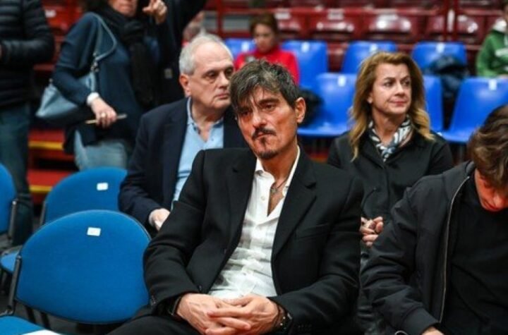 JANAKOPULOS NASTAVLJA SVOJ ŠOU! Grk zove sudijski trojac u SVOJU KUĆU!