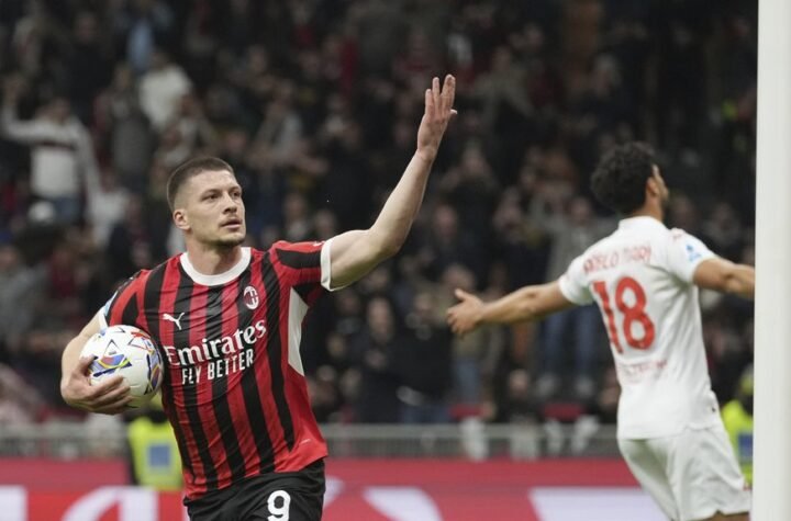 Jović napušta Milan, a menja ga Vlahović?