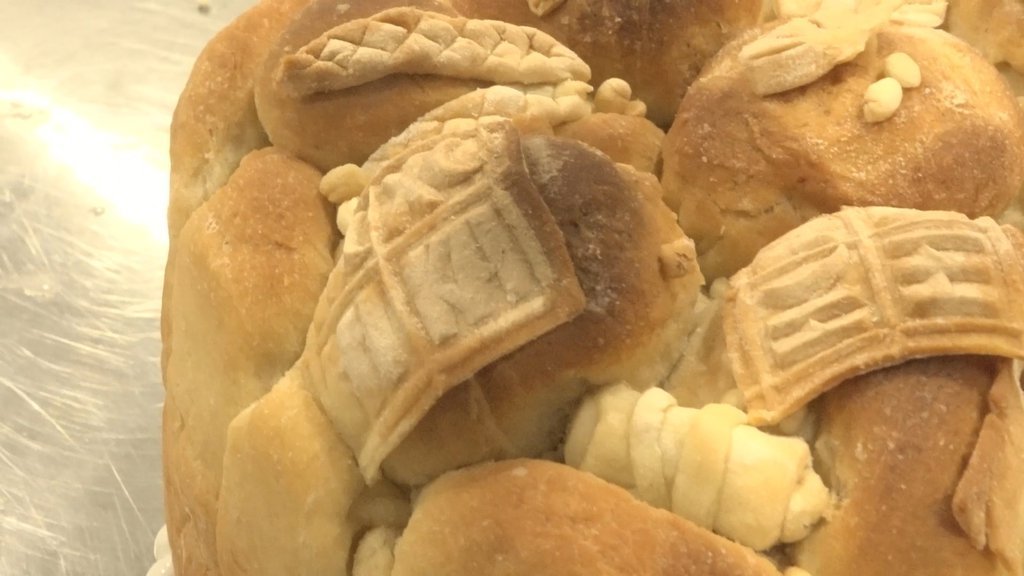 NAJLEPŠA SLIKA IZ POŽEGE! Trojke raznežile srca širom Srbije, mali domaćin sa dve sestrice ovako slavi krsnu slavu Đurđevdan! (FOTO)