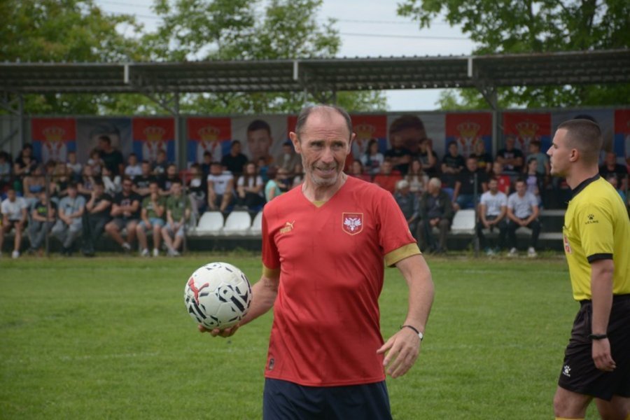 OTAC UBIJENE DEVOJČICE U RIBNIKARU ODAO POČAST ŽRTVAMA PUNIM SRCEM! Anđelko Aćimović učestvovao u fudbalskom turniru u Malom Orašju! (FOTO)