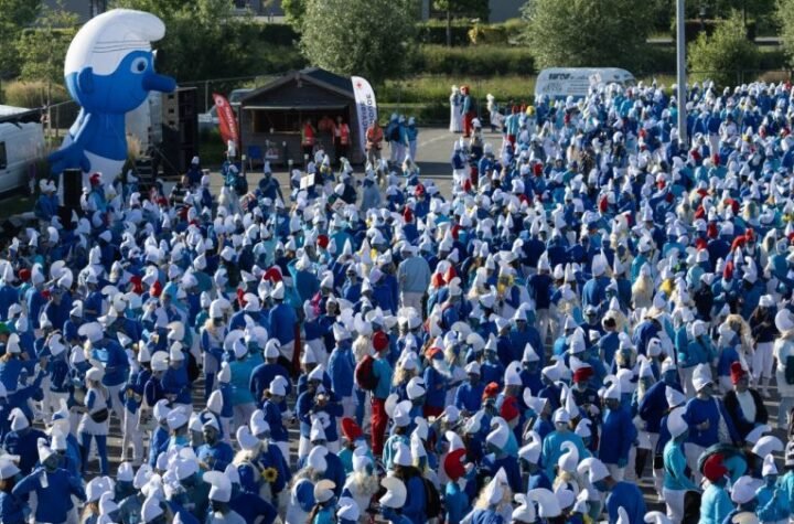 OVAKO IZGLEDA 3.076 LJUDI OBUČENIH U ŠTRUMPFOVE NA ISTOM MESTU: Francuski grad oborio Ginisov rekord!
