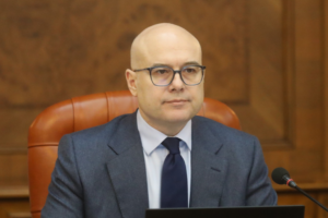 "OVAKO ŽIVE SRPSKA DECA NA KiM, TRAŽIM HITNU REAKCIJU"! Vučević ekspresno odreagovao na pribijanje srpskog maturanta u Kosovskoj Mitrovici!