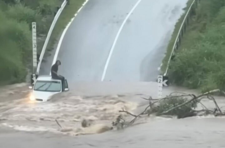 POPLAVA ODNELA ČOVEKA U SMRT: Preminuo na putu dok je sedeo u vozilu