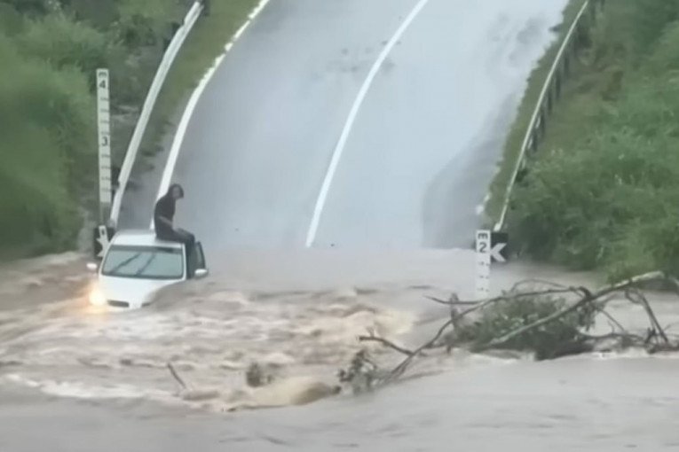 POPLAVA ODNELA ČOVEKA U SMRT: Preminuo na putu dok je sedeo u vozilu