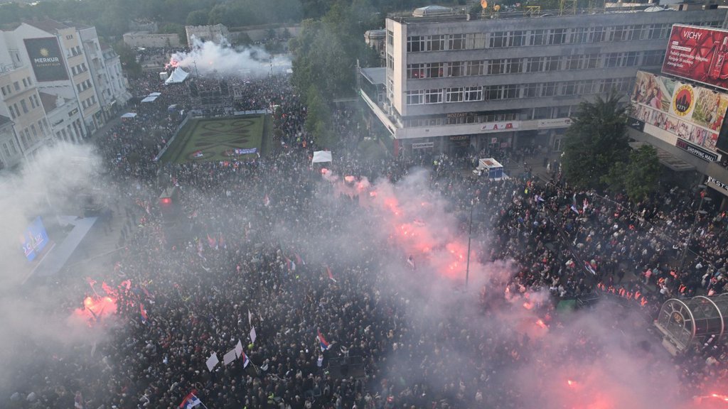 POSLE MOĆNOG VUČIĆEVOG GOVORA: Velika bakljada na saboru u Nišu