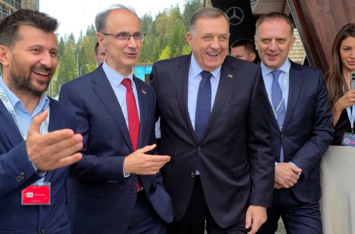 Premijer Macut stigao na Jahorinu, dočekao ga Dodik