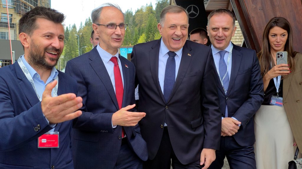 Premijer Macut stigao na Jahorinu, dočekao ga Dodik