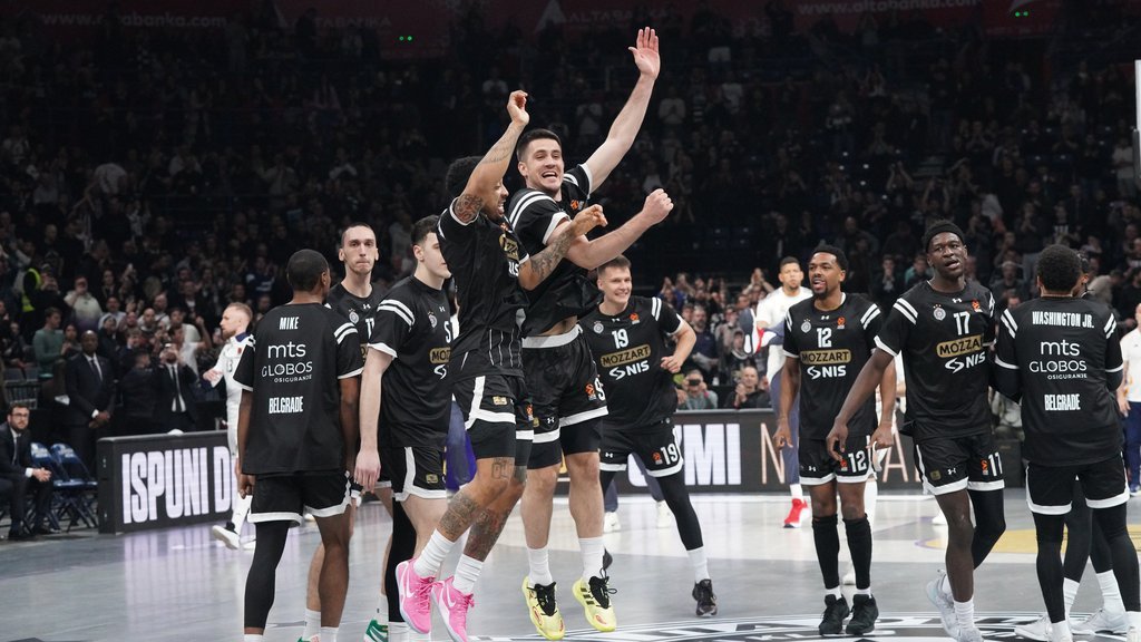 Prva slika košarkaša Partizana posle tuče: Karlik Džons i Sterling Braun pozirali pored Željka Obradovića