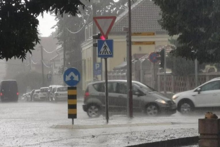 ŠEST VAŽNIH PRAVILA U SLUČAJU NEVREMENA! Prva stvar koju treba da znate u slučaju oluje - NIKAKO NE DODIRUJTE OVO!