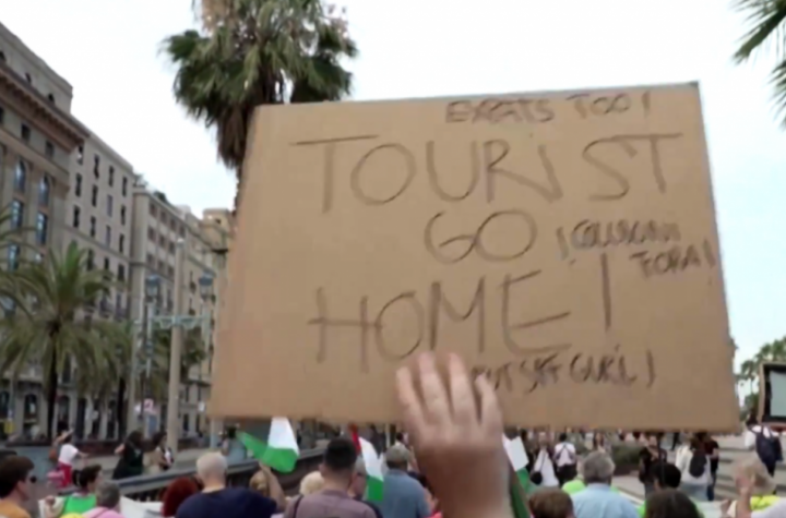 ŠOK ZA TURISTE: Hiljade ljudi na protestu na destinaciji koju i SRBI VOLE! Neće više gužvu na ulicama