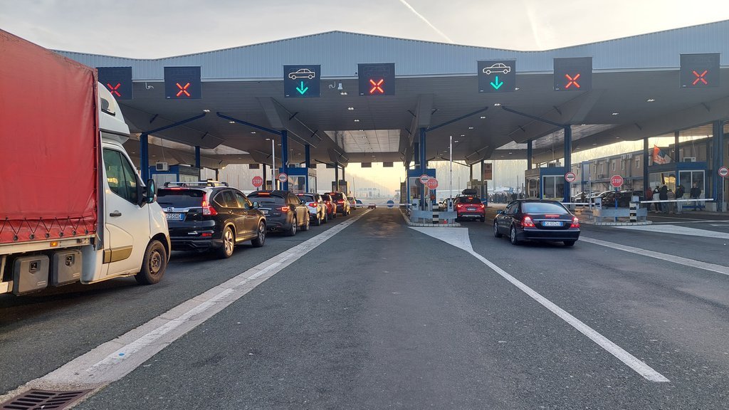 SRBI KRENULI NA URANAK! Kolaps na autoputu 'Miloš Veliki' - Na naplatnim rampama kilometarske kolone, čeka se SATIMA