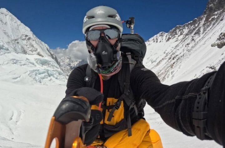 SRBIN NA KROVU SVETA! Aleksandar se popeo na Mont Everest!  PODVIG POSVETIO DECI KOJOJ JE POTREBNA POMOĆ! (FOTO)