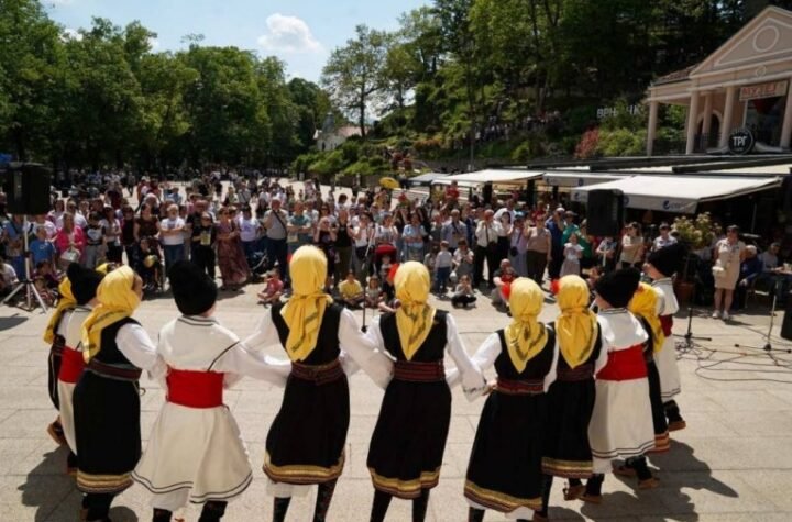 SVOJOM LEPOTOM PRIVUKLA LJUDE IZ SVIH KRAJEVA! Vrnjačku Banju posetilo preko 50.000 ljudi, a tek je prvi dan praznika!
