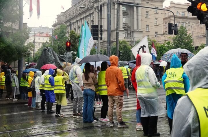 TEROR BLOKADERA FOTELJAŠA SE NASTAVLJA: I danas maltretiraju građane - blokirali Nemanjinu i Ulicu kneza Miloša