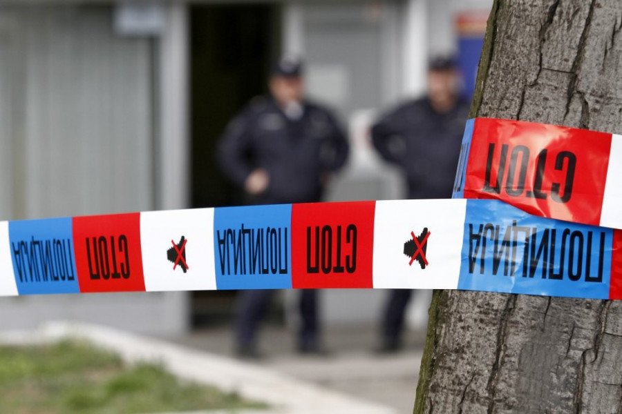 U JEDNOJ RUCI PIŠTOLJ, U DRUGOJ KIŠOBRAN! Kocka ubijen hicima u leđa i glavu!
