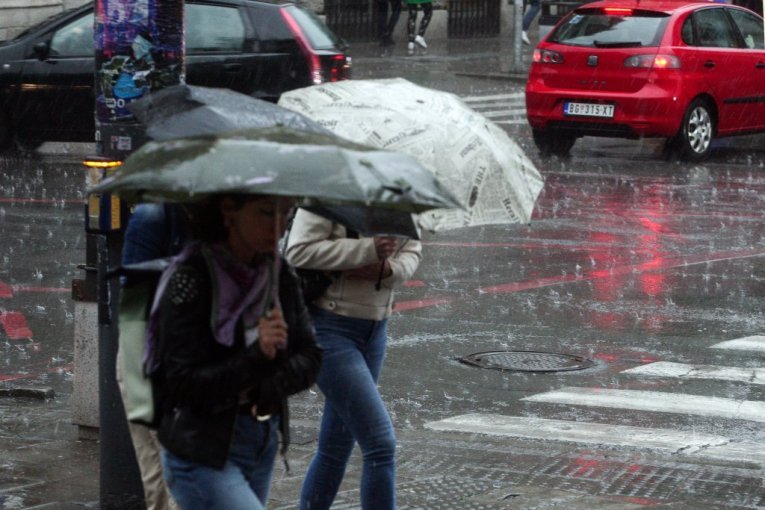 U OVIM KRAJEVIMA SRBIJE KIŠA LIJE KAO IZ KABLA! Evo gde će večeras i noćas udarati nevreme!