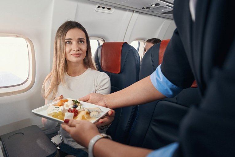 UVEDENO STROGO PRAVILO KOJE VAŽI NA SVIM LETOVIMA: Srbi ovo vole da rade u avionu, ali sada MOGU BITI DRAKONSKI KAŽNJENI