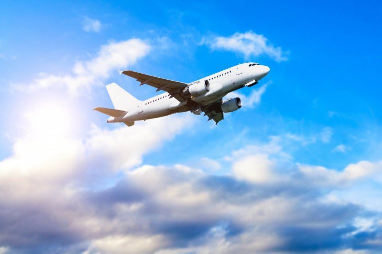 ŽENA FIZIČKI NASRNULA NA DETE U AVIONU: Dečak dobio brutalne batine zbog komentara o njenoj težini