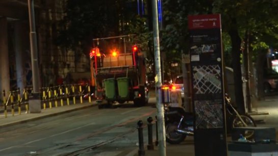 ODSVIRAN KRAJ! Policija razbila blokadere u centru Beograda, sledi SREĐIVANJE: Za sobom ostavili staklo, srču, smeće i zapaljene kontejnere! (FOTO)