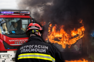 AUTOMOBIL EKSPLODIRAO U ZAUSTAVNOJ TRACI, ZAPALIO SE I GRADSKI MINIBUS! Vatrena stihija na srpskim putevima! GOREO ĐAČKI AUTOBUS! (FOTO)