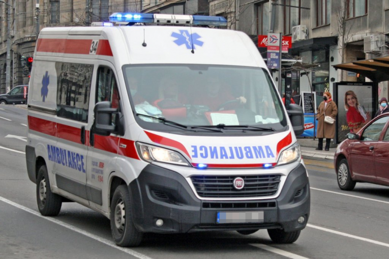 AUTOMOBILOM POKOSIO DEČAKA (6)! Mališan hitno prevezen u bolnicu!
