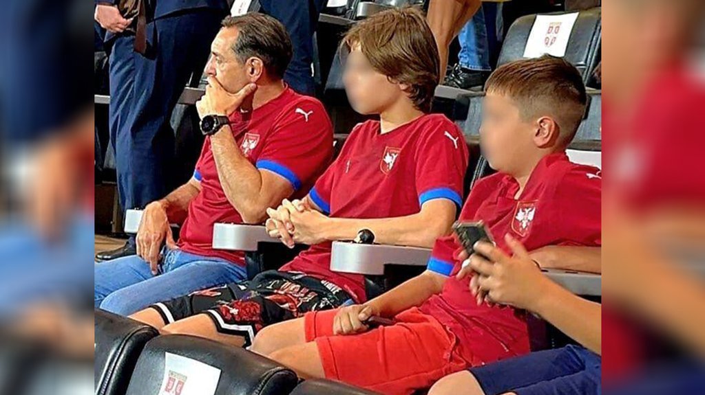 Aleksandar Vulin u društvu sinova prati meč Srbija-Andora u Leskovcu