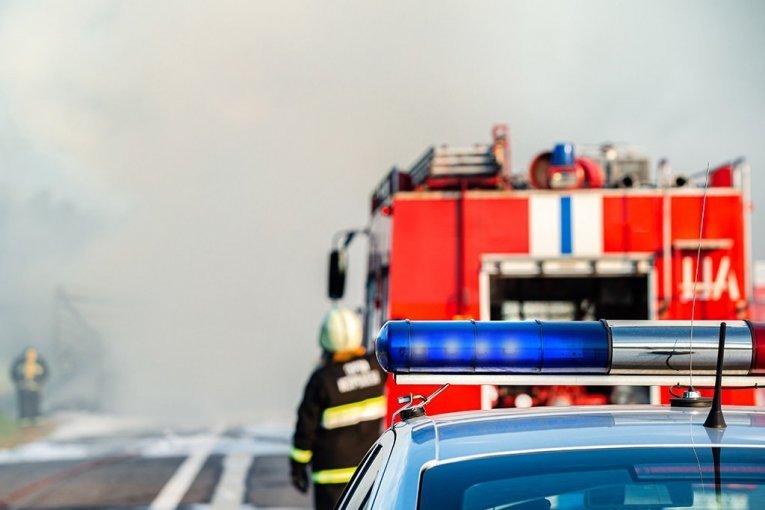 BUKTI POŽAR U MAKARSKOJ! Turisti beže, meštani spasavaju kuće, putevi zatvoreni! BURA OTEŽAVA GAŠENJE POŽARA