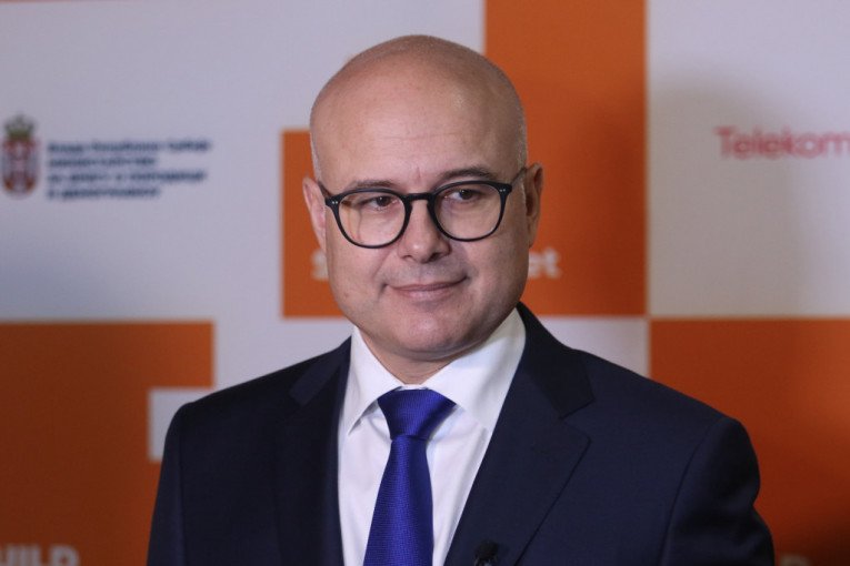 "DA NIJE BOLESNO, BILO BI JADNO I SMEŠNO"! Vučević o incidentu ispred skupštine: "Iz kog filma su izašli ovi bolesnici"!