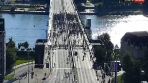 DVE SLIKE Dok narod ispašta, blokaderi se sprdaju!