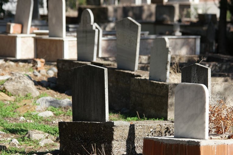 HOROR NA GROBLJU! ŽENA I DETE PRETUČENI NASMRT!  Mališan pronađen mrtav u žbunju, a tri dana pre toga na istom mestu DESILO SE NEŠTO JEZIVO