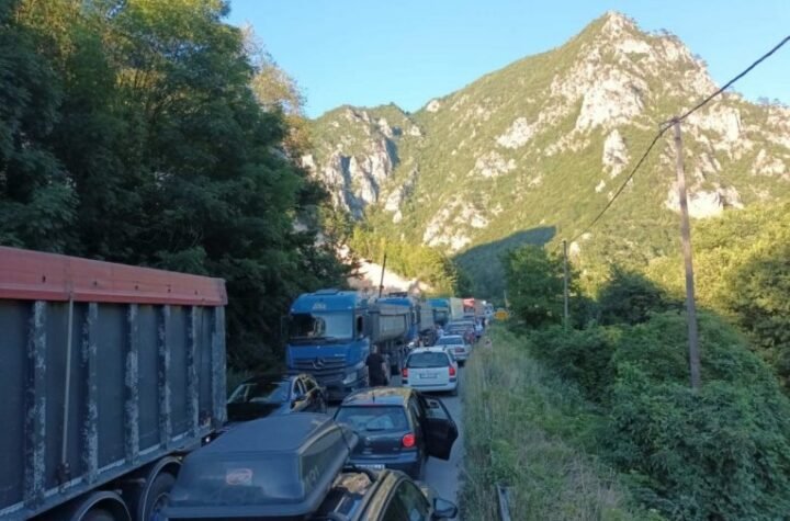 KOLAPS NA GRANICI SA CRNOM GOROM! Kolona se proteže sve od Užica, ali tu nije kraj...