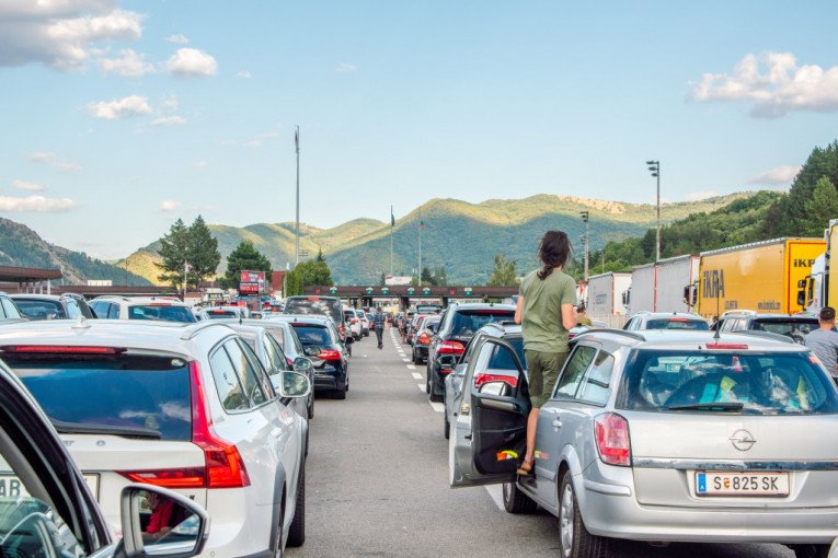 KOLAPS NA ULAZU U BEOGRAD! Automobili stoje u kilometarskim kolonama - NAJVEĆI HAOS SE TEK OČEKUJE! PAKAO I NA GRANICAMA!