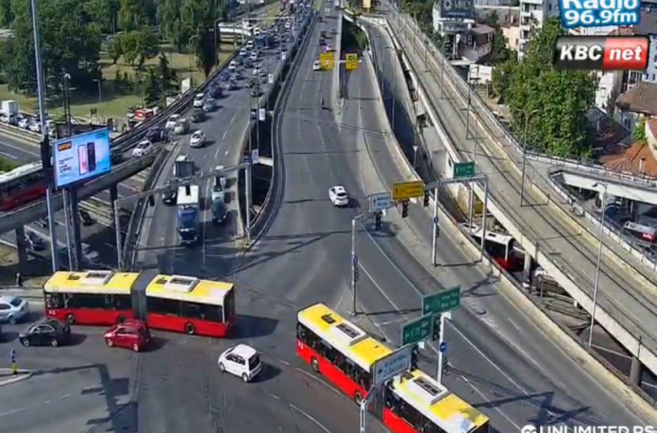 KOLAPS U OVIM DELOVIMA BEOGRADA! Stvorene kilometarske kolone, vozila mile (FOTO)